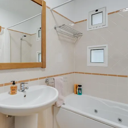 Apartment Ferienwohnung Fuer 1 Personen 1 Kind Ca 90 Qm In Cmara De Lobos, Madeira Suedkueste Von Madeira Camara de Lobos